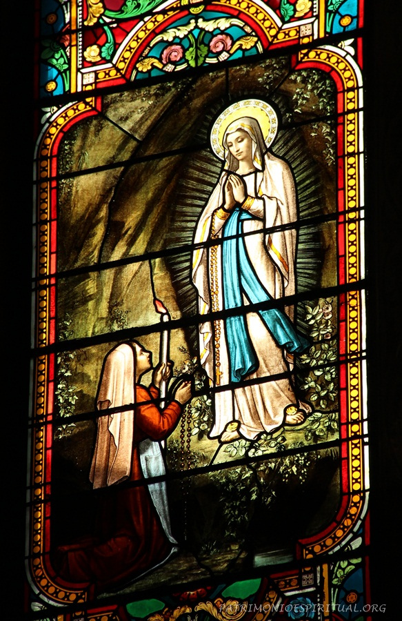 Nossa Senhora e Santa Bernadette, na gruta de Lourdes - vitral da Basílica da Imaculada Conceição, Rio de Janeiro