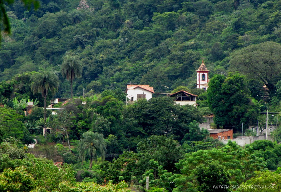 Vista parcial de Sabará, com campanário da capela de Nossa Senhora do Ó.