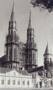 A catedral em construção, vendo-se também a antiga matriz da cidade.
