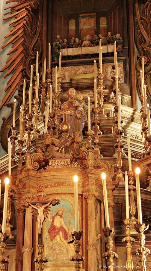 Altar-mor, com o sacrário, uma imagem de São José, e, no alto, uma representação da Santa Ceia