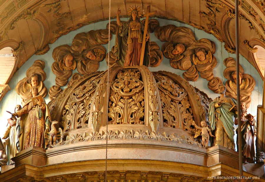 Coroamento do baldaquino do altar-mor. Nele pode-se ver imagens dos quatro evangelistas, e no alto uma figura feminina representando a Igreja Católica.