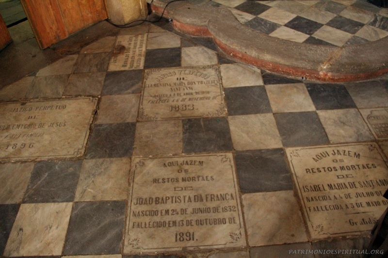 Sepulturas de membros da irmandade (escravos, alforriados, livres, etc), na igreja do Rosário dos Pretos, em Salvador.