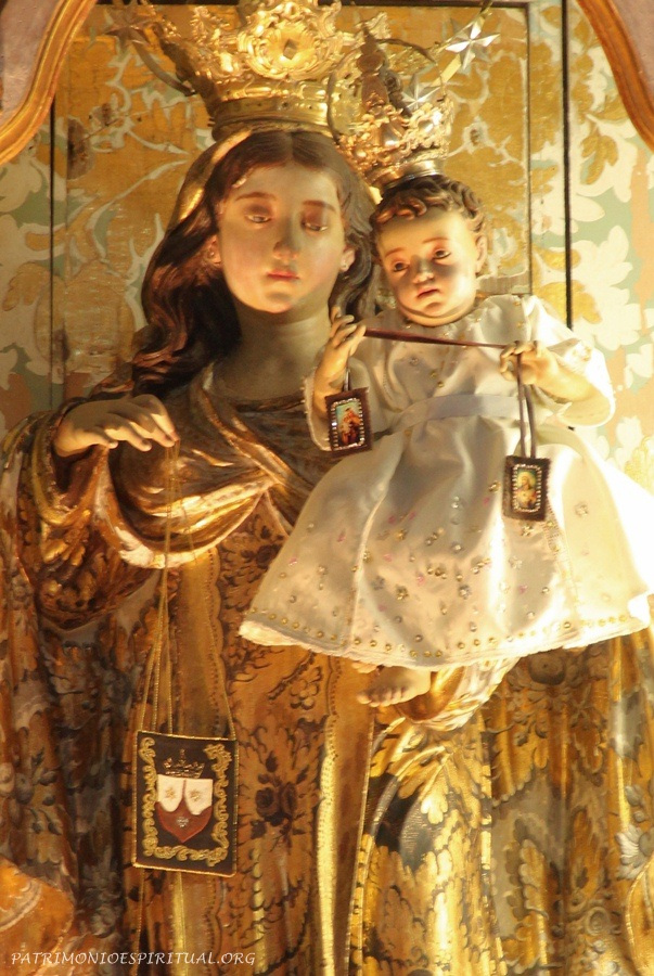 Imagem de Nossa Senhora do Carmo. Nela, Maria e o menino Jesus seguram o escapulário.