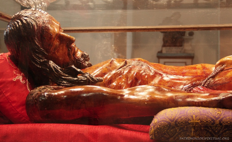 Imagem do Senhor Morto, pertencente à Ordem Terceira. Foi escupida no século XVIII pelo célebre artista baiano Francisco Manoel das Chagas (conhecido como " O Cabra'), e nela as gotas do sangue são feitas de rubis vindos da Índia - um recurso comum na época, e que visava ajudar a compreender o valor do Sangue de N. Senhor Jesus Cristo.