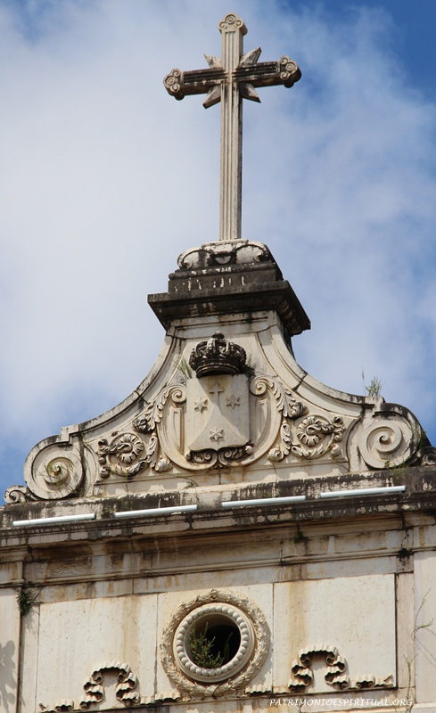 Frontão da igreja, com a cruz e o símbolo carmelita esculpidos em pedra de Lioz