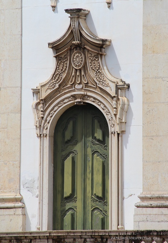 Uma das portas laterais