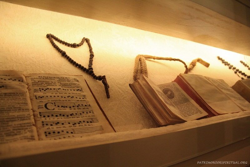 Ao lado da igreja, há um memorial com diversos objetos de uso pessoal de Frei Galvão, bem como do cotidiano do antigo recolhimento