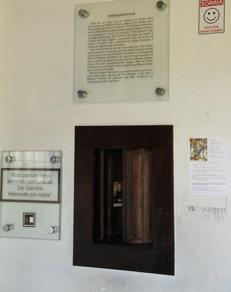 Local onde as monjas distribuem as famosas 'pílulas de Frei Galvão'