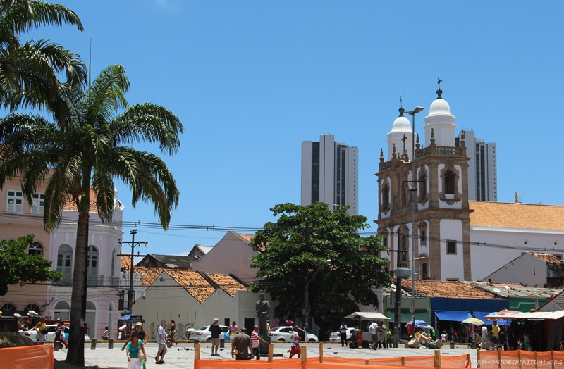 Igreja de São Pedro dos Clérigos, em Recife, vendo-se parte de dois gigantescos edifícios construídos recentemente
